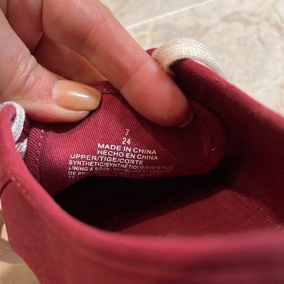 Old navy flats sneakers red burgundy size 7 canvas fabric woman girls juniors - Picture 4 of 6
